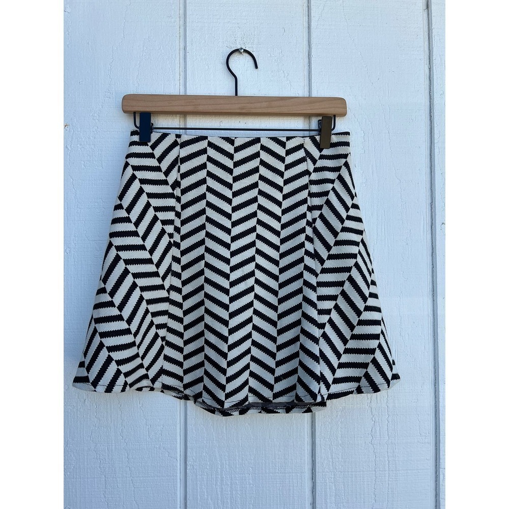 Zara Trafaluc Chevron Black & White A Line‎ Mini Skirt, Size 28 (US Medium)